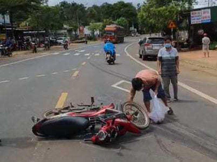 Tin giao thông đến sáng 11/10: Người phụ nữ bị xe tải cán đứt 2 chân; nam thanh niên thiệt mạng khi va chạm với xe đầu kéo