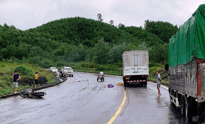 Tin giao thông đến sáng 12/10: Xe máy va chạm xe tải, người đàn ông tử vong; xe cứu hộ tông ô con, 2 người bị thương
