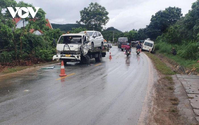 Tin giao thông đến sáng 12/10: Xe máy va chạm xe tải, người đàn ông tử vong; xe cứu hộ tông ô con, 2 người bị thương