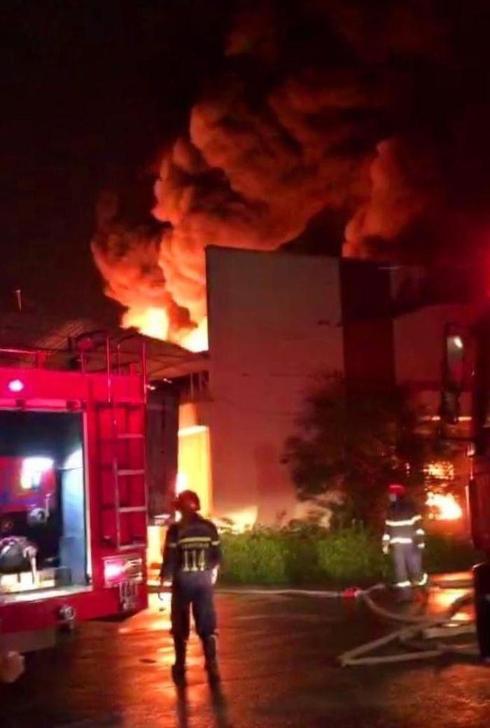 Cháy dữ dội kho chứa vải, ki-ốt bán đồ thờ cúng