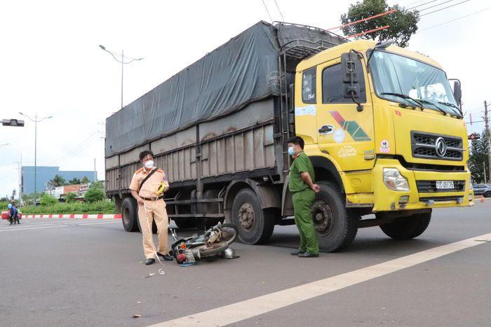 Tin giao thông đến sáng 14/10: Truy tìm thanh niên đi xe biển tứ quý gây tai nạn chết người; người đàn ông tử vong sau va chạm xe tải