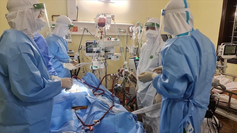 Sáng kiến kiểu 'du kích' của bác sĩ tuyến đầu cứu sống nhiều bệnh nhân COVID-19 