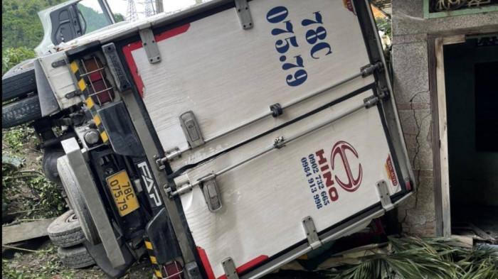 Tin giao thông đến sáng 18/10: Xe tải chở ếch lao vào nhà dân, tài xế bị thương; nguyên nhân vụ chìm tàu khiến 1 người tử vong