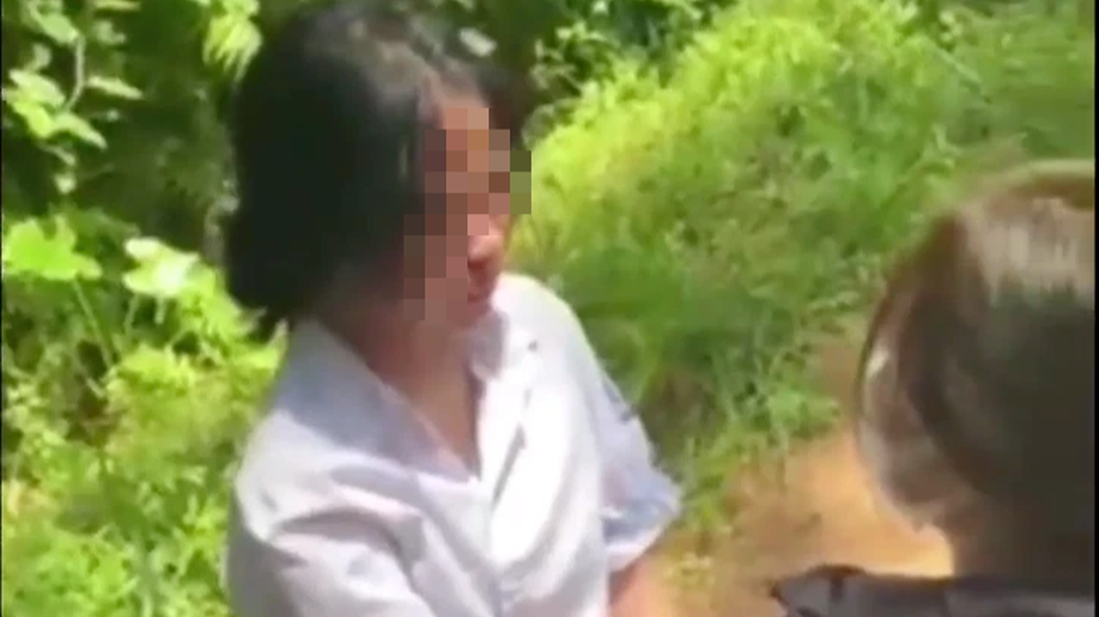 Nữ sinh quỳ gối giữa đồi thông bị đánh chảy máu mũi