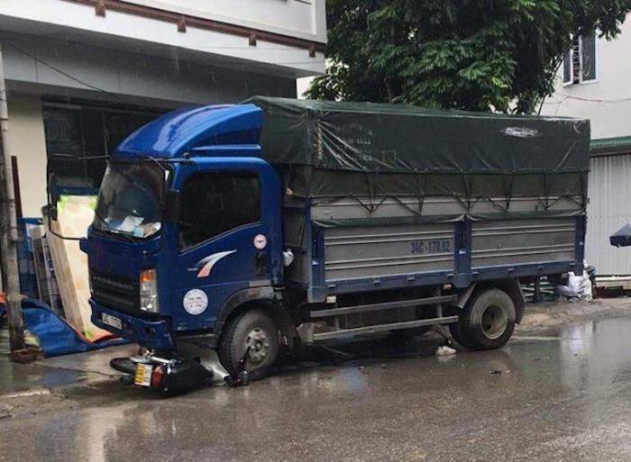 Tin giao thông đến sáng 20/10: Ô tô mất lái lộn nhào rồi lật ngửa; va chạm với xe tải, thiếu nữ 16 tuổi tử vong