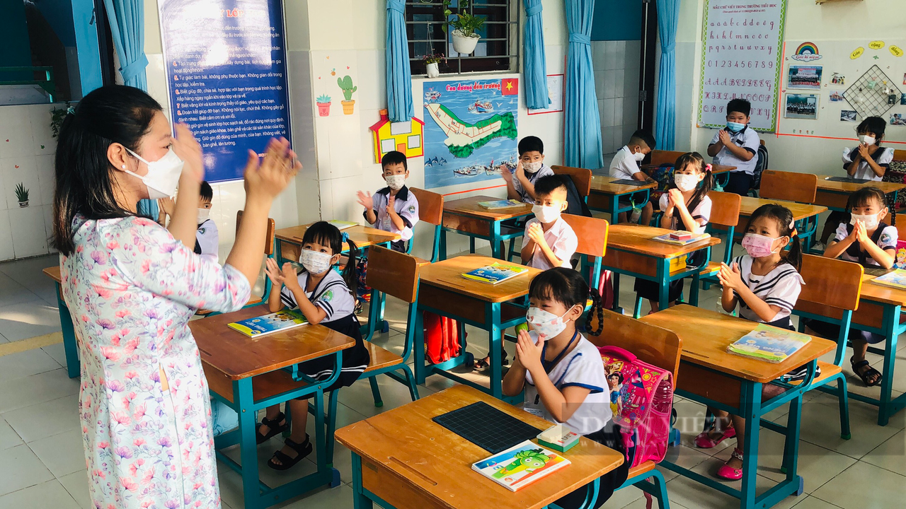 Học sinh Cần Giờ háo hức ngày đầu trở lại trường