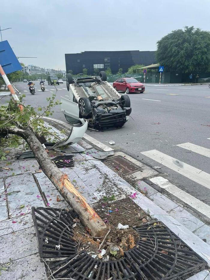 Tin giao thông đến sáng 20/10: Ô tô mất lái lộn nhào rồi lật ngửa; va chạm với xe tải, thiếu nữ 16 tuổi tử vong