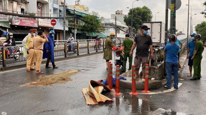 Tin giao thông đến sáng 21/10: Xe đạp va xe máy, 1 người bị thương; tránh xe máy, người phụ nữ bị ô tô tải tông tử vong