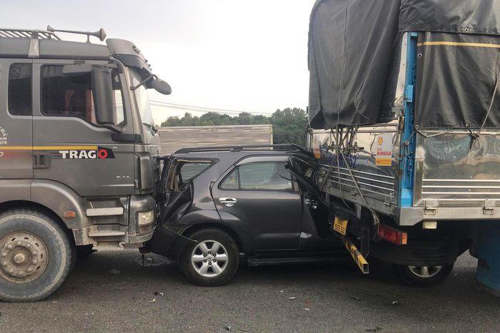 Tin giao thông đến sáng 22/10: Ô tô 7 chỗ biến dạng, kẹt cứng giữa xe tải và xe ben; truy tìm tài xế gây tai nạn khiến 2 vợ chồng tử vong