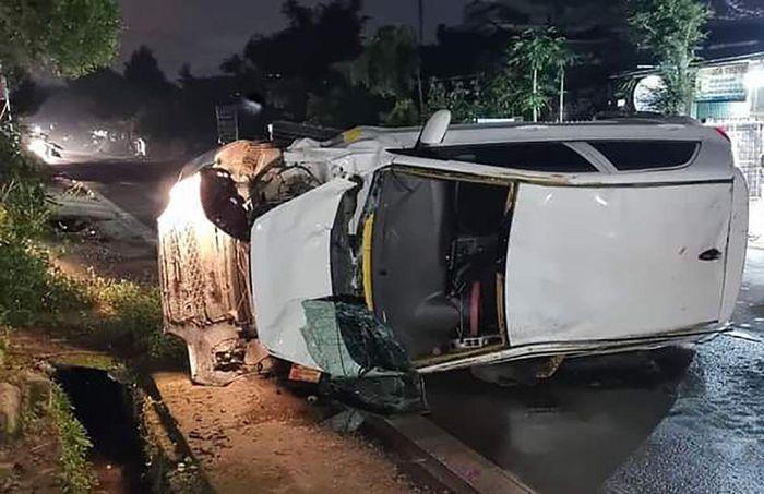 Tin giao thông đến sáng 22/10: Ô tô 7 chỗ biến dạng, kẹt cứng giữa xe tải và xe ben; truy tìm tài xế gây tai nạn khiến 2 vợ chồng tử vong