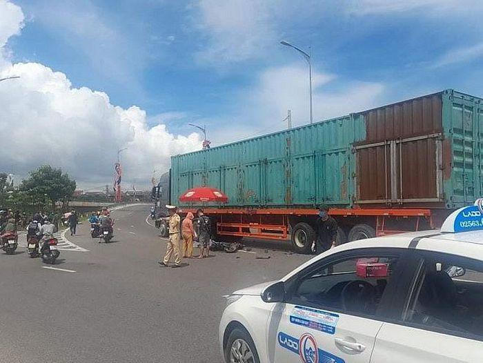 Tin giao thông đến sáng 23/10: Tai nạn liên hoàn khiến 5 xe biến dạng, 4 người bị thương; va chạm với xe đầu kéo, 2 nữ sinh tử vong thương tâm