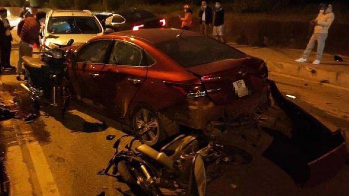 Tin giao thông đến sáng 23/10: Tai nạn liên hoàn khiến 5 xe biến dạng, 4 người bị thương; va chạm với xe đầu kéo, 2 nữ sinh tử vong thương tâm