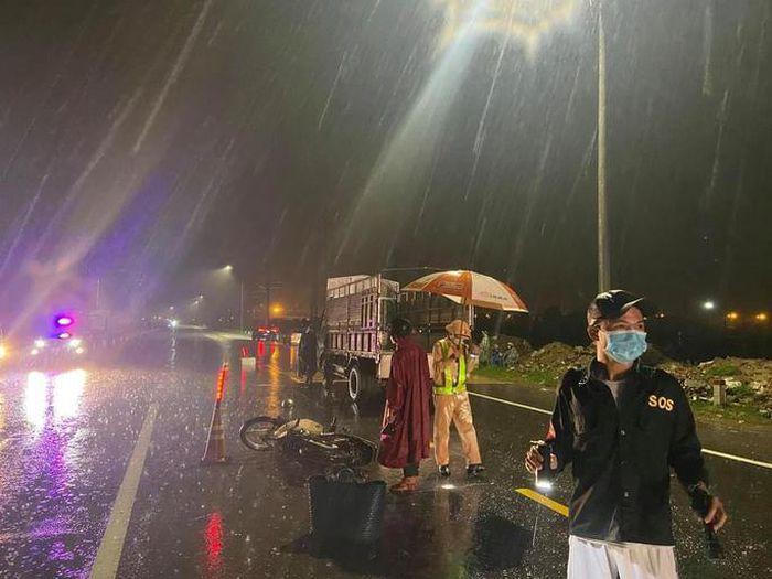 Tin giao thông đến sáng 24/10: Hai cụ già tử vong thương tâm trong đêm mưa; Xe đầu kéo cán chết người, giao thông ùn tắc 3km