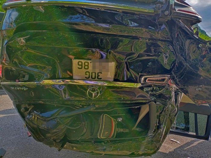 Tin giao thông đến sáng 24/10: Hai cụ già tử vong thương tâm trong đêm mưa; Xe đầu kéo cán chết người, giao thông ùn tắc 3km