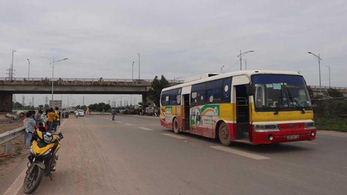 Tin giao thông đến sáng 25/10: Xe máy 'găm' vào tường nhà dân, nam thanh niên thiệt mạng; tai nạn liên hoàn khiến 4 người bị thương