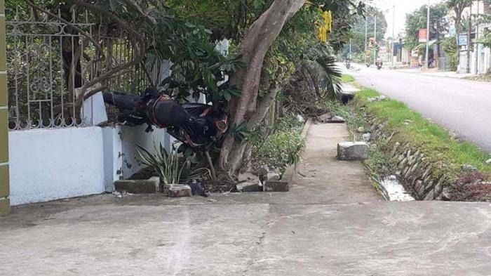 Tin giao thông đến sáng 25/10: Xe máy 'găm' vào tường nhà dân, nam thanh niên thiệt mạng; tai nạn liên hoàn khiến 4 người bị thương