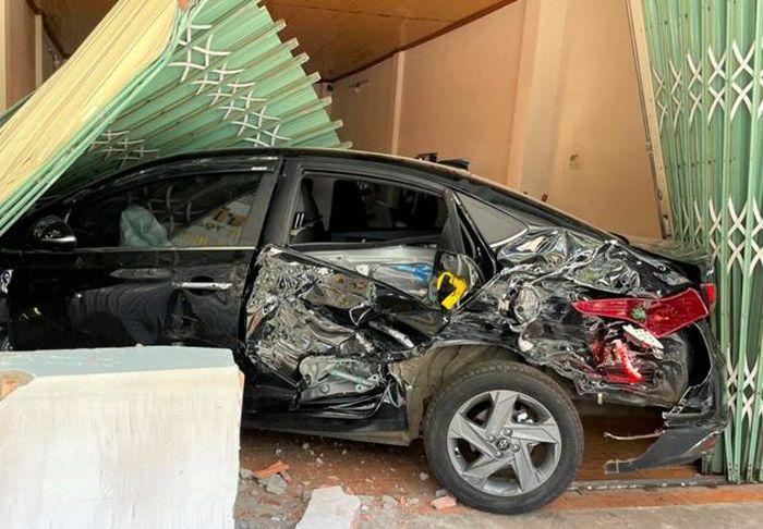 Tin giao thông đến sáng 25/10: Xe máy 'găm' vào tường nhà dân, nam thanh niên thiệt mạng; tai nạn liên hoàn khiến 4 người bị thương