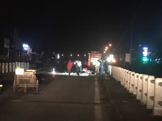 Tin giao thông đến sáng 26/10: Ô tô lấn làn đâm văng người đi xe máy; xe máy chở 3 húc vào thành cầu bị xe tải tông trúng