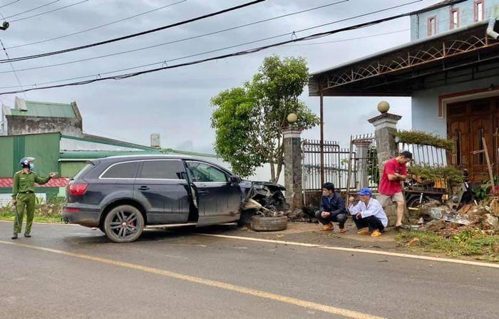 Tin giao thông đến sáng 26/10: Ô tô lấn làn đâm văng người đi xe máy; xe máy chở 3 húc vào thành cầu bị xe tải tông trúng