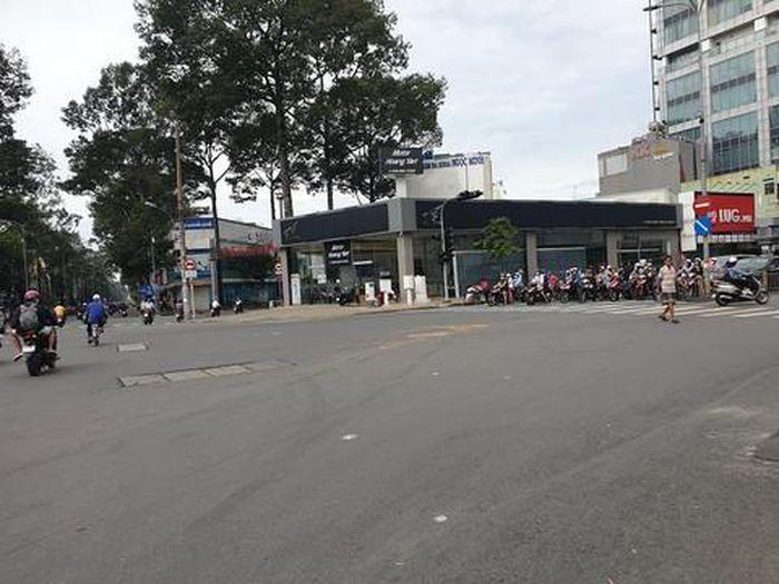 Tin giao thông đến sáng 26/10: Ô tô lấn làn đâm văng người đi xe máy; xe máy chở 3 húc vào thành cầu bị xe tải tông trúng