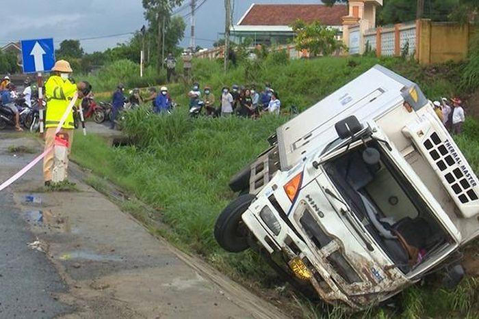 Tin giao thông đến sáng 27/10: Ô tô “điên” tông loạt xe máy; Dắt bộ xe máy trên quốc lộ, người đàn ông bị xe đông lạnh tông chết