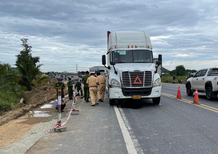 Tin giao thông đến sáng 27/10: Ô tô “điên” tông loạt xe máy; Dắt bộ xe máy trên quốc lộ, người đàn ông bị xe đông lạnh tông chết
