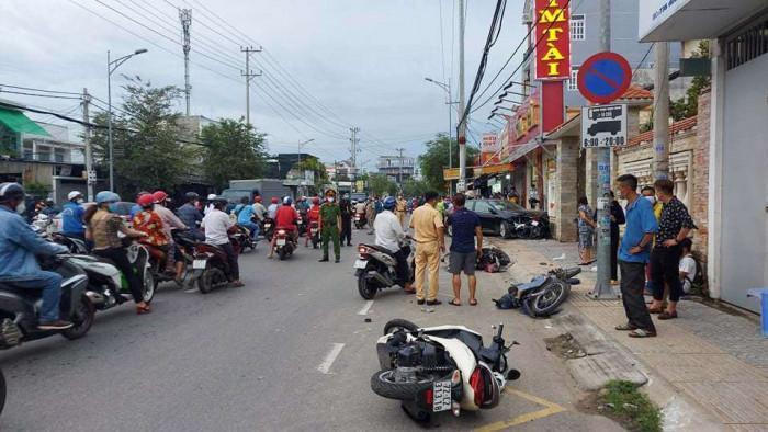 Tin giao thông đến sáng 27/10: Ô tô “điên” tông loạt xe máy; Dắt bộ xe máy trên quốc lộ, người đàn ông bị xe đông lạnh tông chết