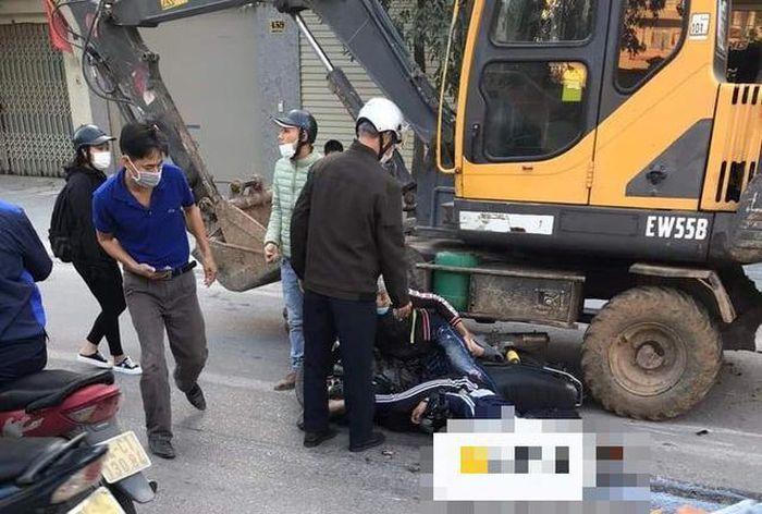 Tin giao thông đến sáng 28/10: Nữ tài xế lái ô tô vượt xe container gây tai nạn liên hoàn, ô tô tông xe máy rồi bỏ chạy đánh rơi biển số