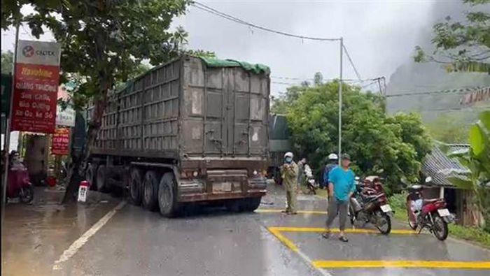 Tin giao thông đến sáng 30/10: Ô tô “điên” tông loạt xe máy, 3 người thương vong; Cứu người gặp nạn, 12 người trở thành F1