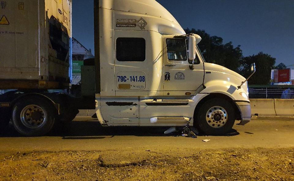 Tin giao thông đến sáng 1/11: Xe đầu kéo va chạm xe máy, 2 người tử vong