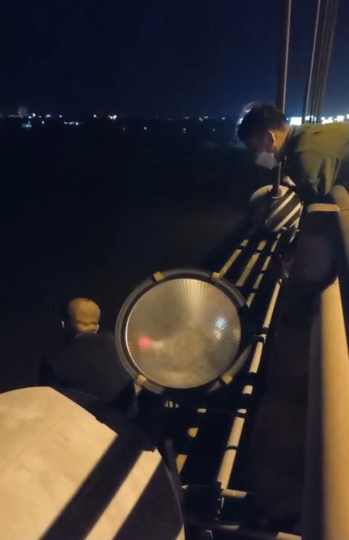 Cảnh sát thuyết phục nam thanh niên bỏ ý định nhảy cầu tự tử