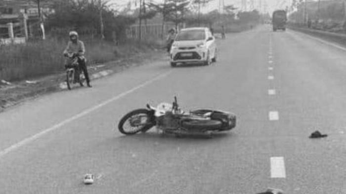 Tin giao thông đến sáng 4/11: Người phụ nữ tử vong cạnh xe máy, mũ bảo hiểm bị vỡ; tông vào CSGT, đôi nam nữ ngã ra đường nguy kịch