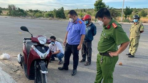 Tin giao thông đến sáng 4/11: Người phụ nữ tử vong cạnh xe máy, mũ bảo hiểm bị vỡ; tông vào CSGT, đôi nam nữ ngã ra đường nguy kịch