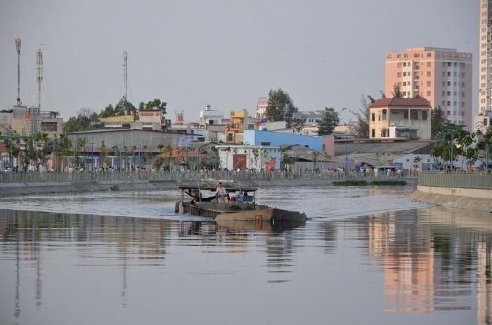 Tin giao thông đến sáng 5/11: Xe máy tông trực diện xe ben, 3 người tử vong; Xe cẩu bất cẩn khiến người phụ nữ gặp nạn