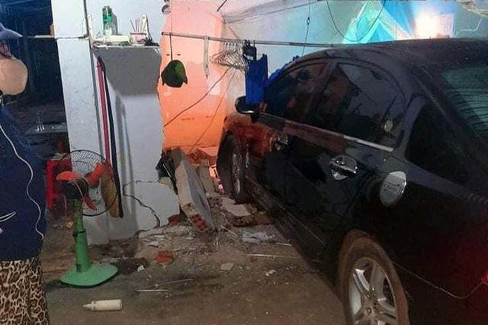 Tin giao thông đến sáng 7/11: Lái ô tô vào nhà nghỉ, tông sập tường khiến bé 1 tháng tuổi tử vong; Đâm xe tải, xe 5 chỗ nát đầu