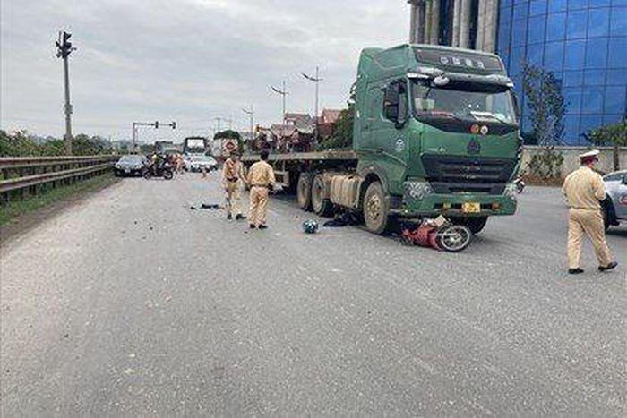 Tin giao thông đến sáng 9/11: Xe đầu kéo cuốn 1 người vào gầm; người đàn ông vác gậy đập vỡ kính xe Mercedes