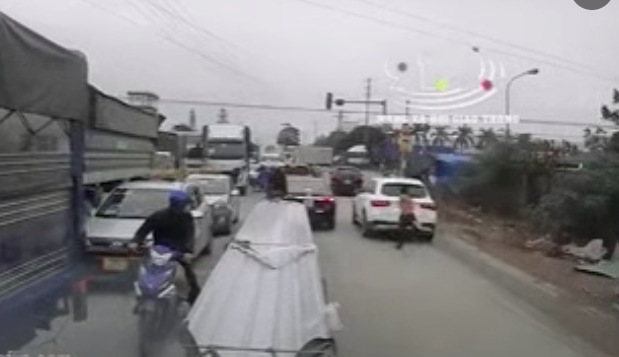 Tin giao thông đến sáng 9/11: Xe đầu kéo cuốn 1 người vào gầm; người đàn ông vác gậy đập vỡ kính xe Mercedes