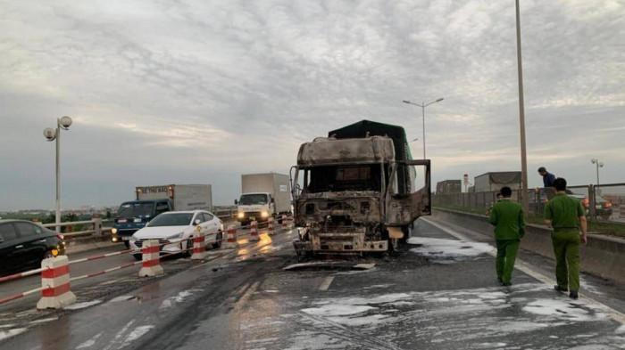 Tin giao thông đến sáng 10/11: Xe tải tông gãy lan can cầu, rơi xuống sông; Ô tô Range Rover đâm sập tường, 1 người đi bộ tử vong