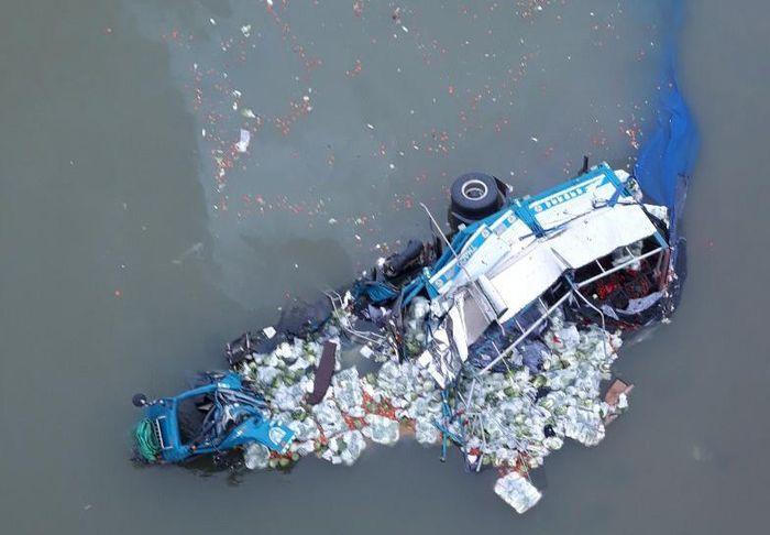 Tin giao thông đến sáng 10/11: Xe tải tông gãy lan can cầu, rơi xuống sông; Ô tô Range Rover đâm sập tường, 1 người đi bộ tử vong