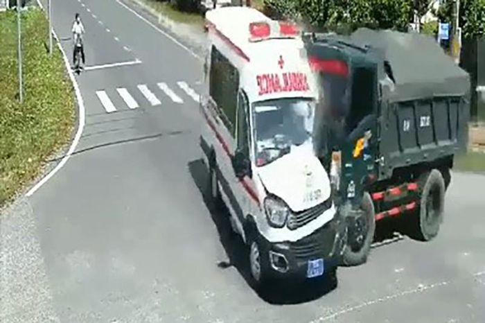 Tin giao thông đến sáng 11/11: Xe chở bệnh nhân COVID-19 gặp nạn, 4 người bị thương; Tông đuôi xe ben, tài xế xe tải mắc kẹt trong cabin