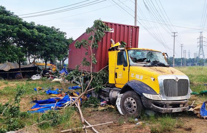 Tin giao thông đến sáng 12/11: Tông vào biển báo công trình đang thi công, người đàn ông tử vong; nam công nhân bị xe lu cán qua người