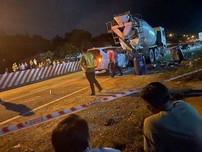 Tin giao thông đến sáng 14/11: Tài xế xe tải tử vong trong cabin khi tông container; dừng đi vệ sinh, tài xế xe bồn bị ô tô 7 chỗ tông thiệt mạng