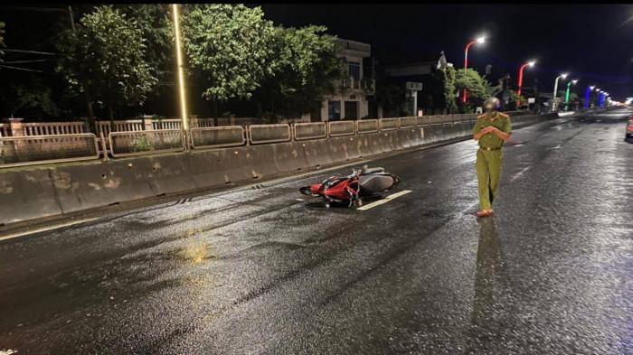 Tin giao thông đến sáng 14/11: Tài xế xe tải tử vong trong cabin khi tông container; dừng đi vệ sinh, tài xế xe bồn bị ô tô 7 chỗ tông thiệt mạng