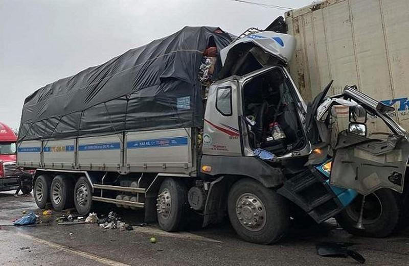 Tin giao thông đến sáng 15/11: Tông đuôi xe đầu kéo, 1 người thiệt mạng; nữ tài xế đạp nhầm chân ga, ô tô lao thẳng vào trụ sở đội thuế