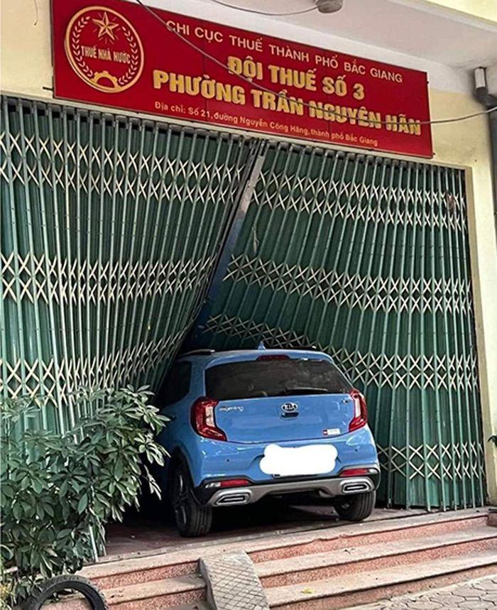 Tin giao thông đến sáng 15/11: Tông đuôi xe đầu kéo, 1 người thiệt mạng; nữ tài xế đạp nhầm chân ga, ô tô lao thẳng vào trụ sở đội thuế