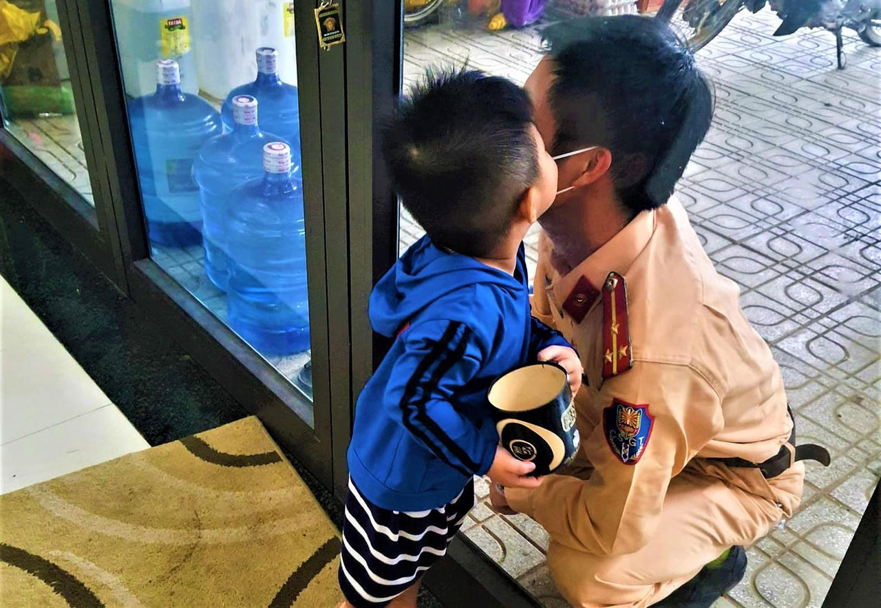 'Người hùng' truyền cảm hứng cho giới trẻ giữa dịch COVID -19