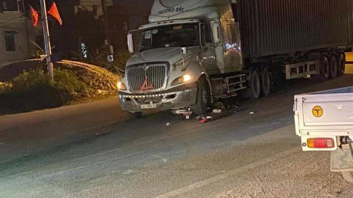 Tin giao thông đến sáng 16/11: Nữ sinh tử nạn trên đường đi học về; xe container lùi cán cụ ông đi bộ tử vong