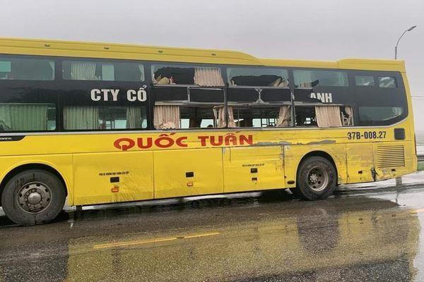 Tin giao thông đến sáng 18/11: Ô tô “điên” gây tai nạn liên hoàn, 4 người bị thương; Né ô tô, xe đầu kéo tông cột điện bốc cháy dữ dội