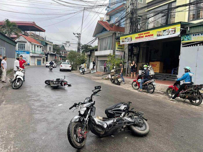 Tin giao thông đến sáng 18/11: Ô tô “điên” gây tai nạn liên hoàn, 4 người bị thương; Né ô tô, xe đầu kéo tông cột điện bốc cháy dữ dội
