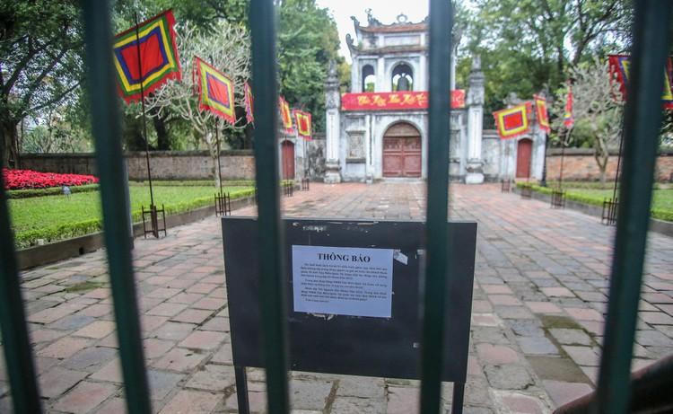 Sĩ tử xếp hàng 'vái vọng', xin chữ đầu năm bên ngoài Văn Miếu ảnh 1